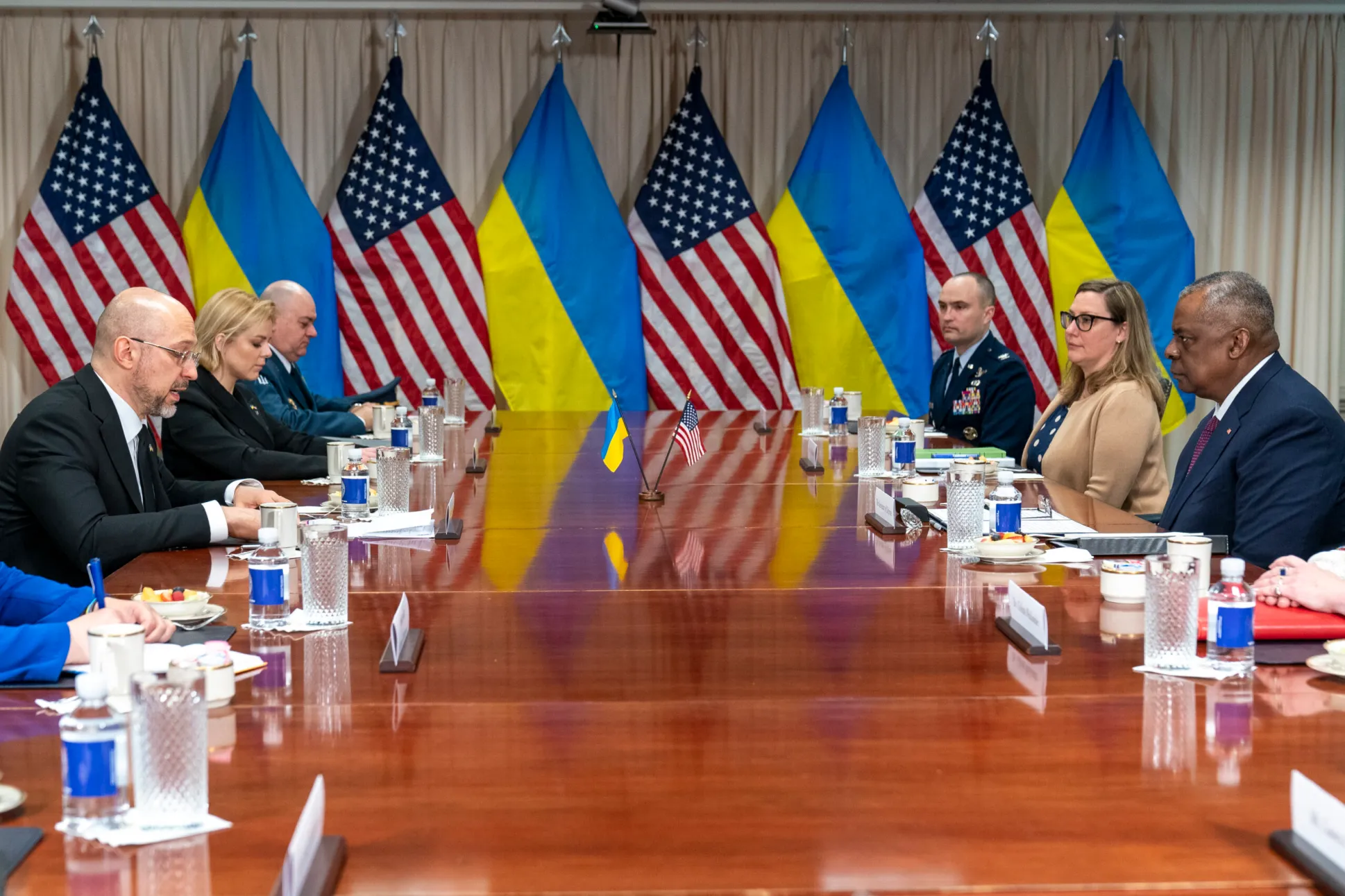 رئيس الوزراء الأوكراني دينيس شميهال يتحدث خلال اجتماع مع وزير الدفاع الأمريكي لويد أوستن في البنتاجون،12 أبريل 2023. (صورة من أسوشييتد برس/أليكس براندون)