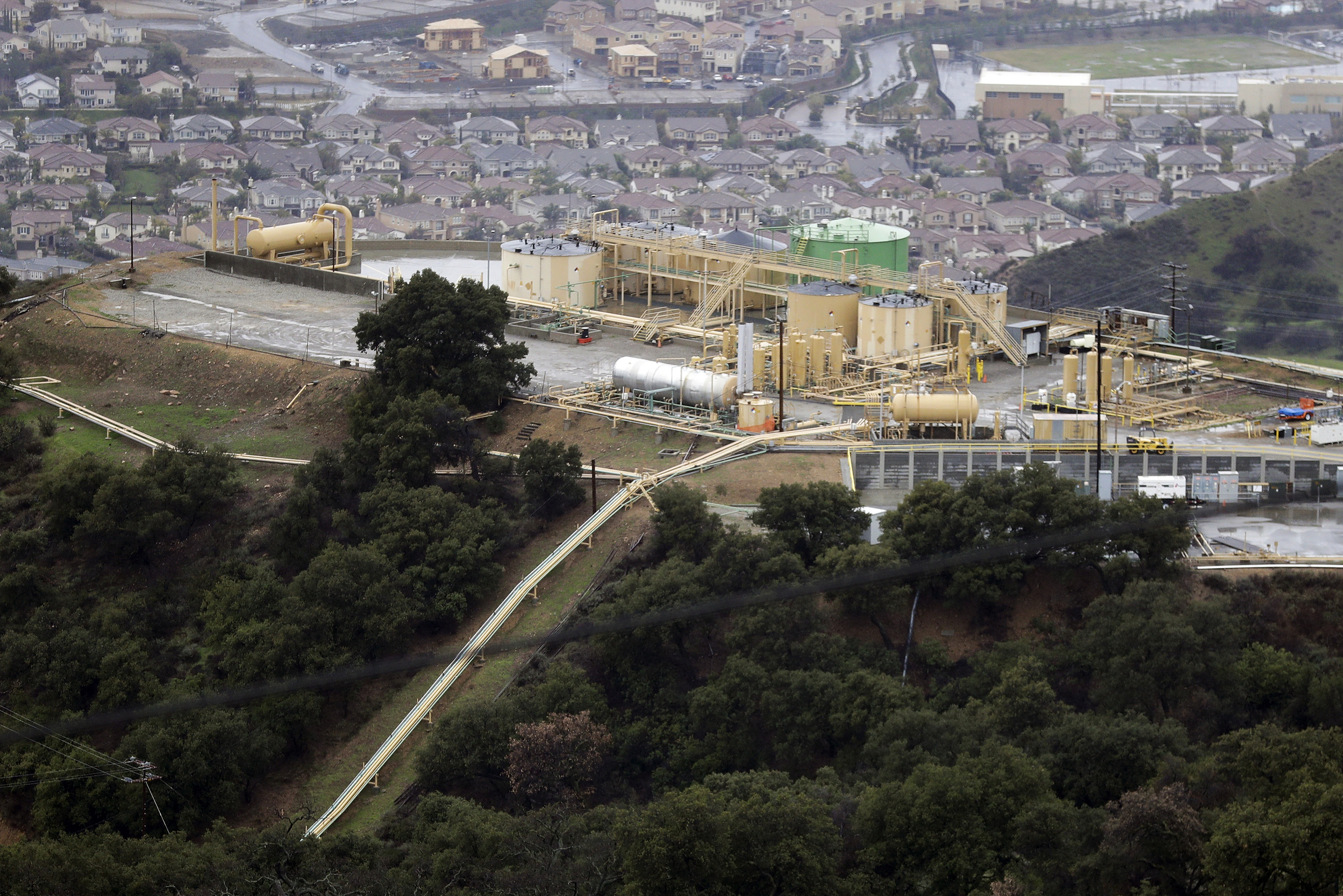 A gas gathering plant on a hilltop at the Southern California Gas Company's Aliso Canyon storage facility near the Porter Ranch neighborhood of Los Angeles, California, Jan. 12, 2017 (AP Photo/Jae C. Hong)