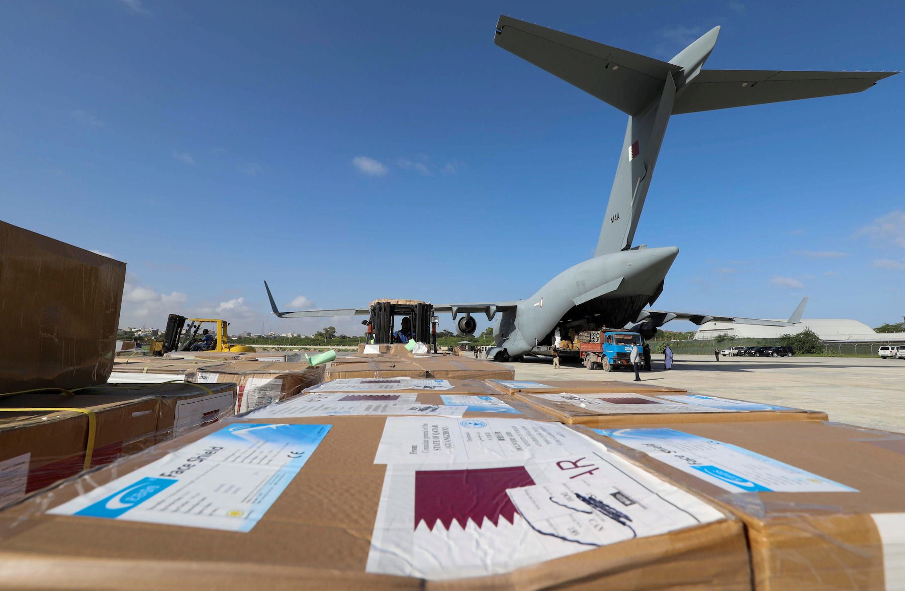 Somali workers unload medical equipment from a Qatar military plane to help in containing the spread of the coronavirus, at the Aden Abdulle International Airport, Mogadishu, Somalia, May 16, 2020. (REUTERS/Feisal Omar)