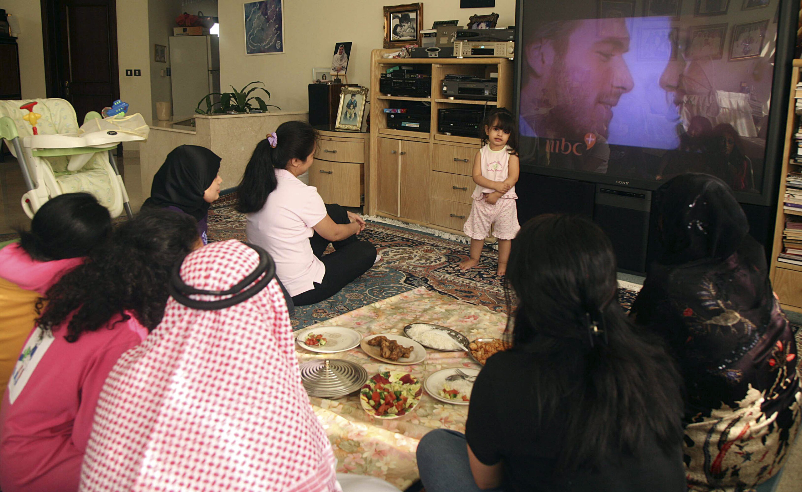 A family watches the Turkish soap opera "Noor" in Jeddah, Saudi Arabia, July 26, 2008. (REUTERS/Susan Baaghil)