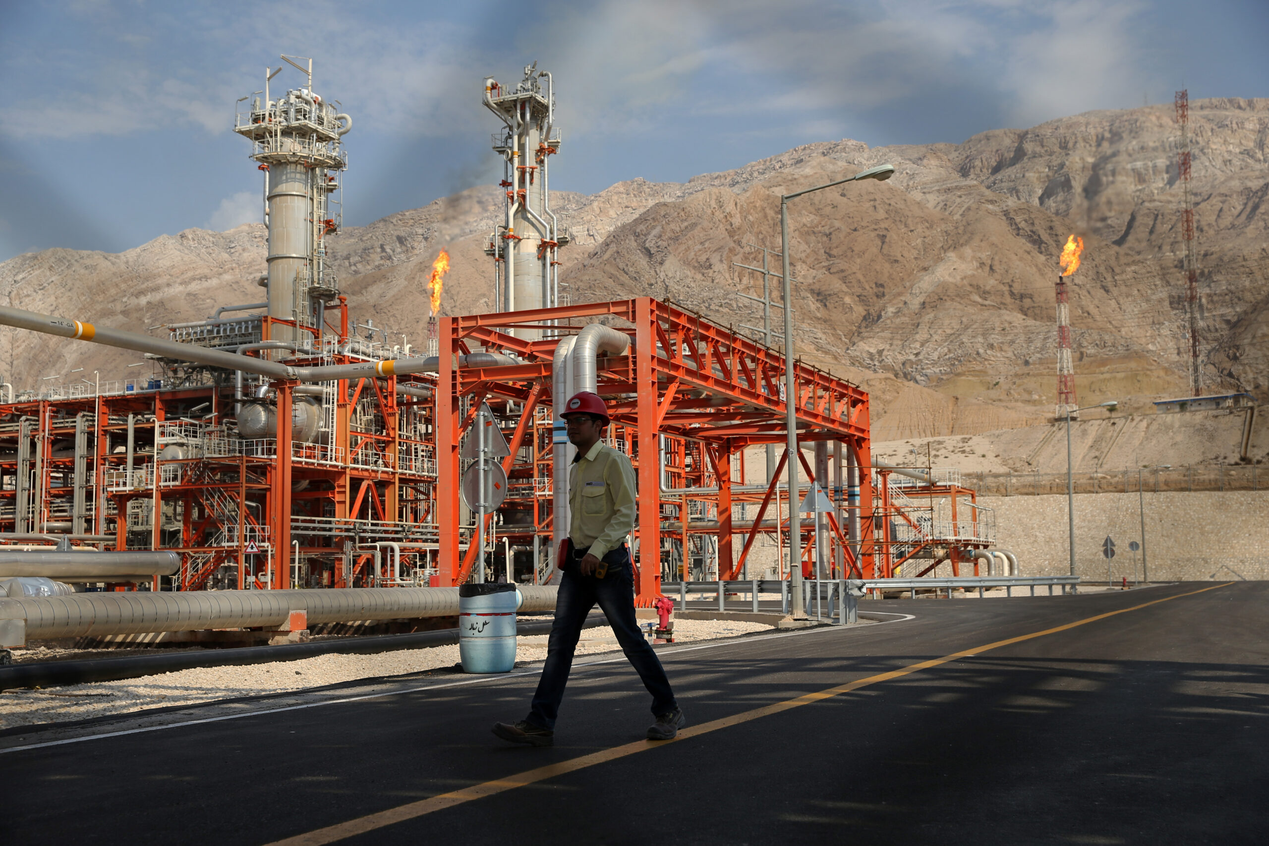 A worker makes his way in a natural gas refinery in the South Pars gas field in Asalouyeh, Iran, November 19, 2015. (AP Photo/Ebrahim Noroozi)