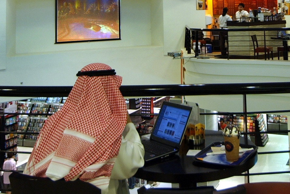 A Kuwaiti man browses online at a coffee shop in a shopping mall in Salmiyah, Kuwait City, November 2007. (AP Photo/Gustavo Ferrari)