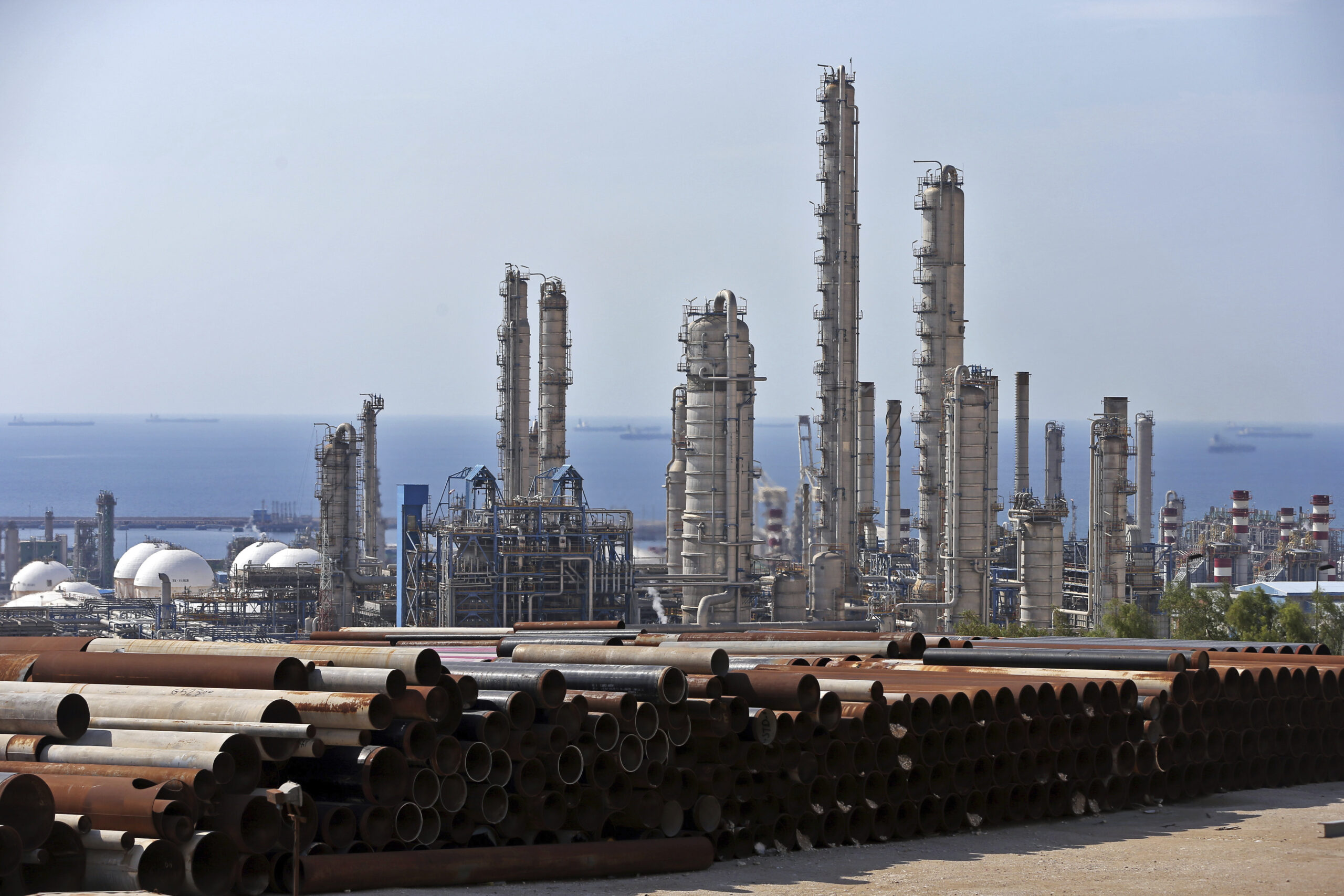 A view of a petrochemical complex in the South Pars gas field in Asalouyeh, Iran, Nov. 19, 2015 (AP Photo/Ebrahim Noroozi)