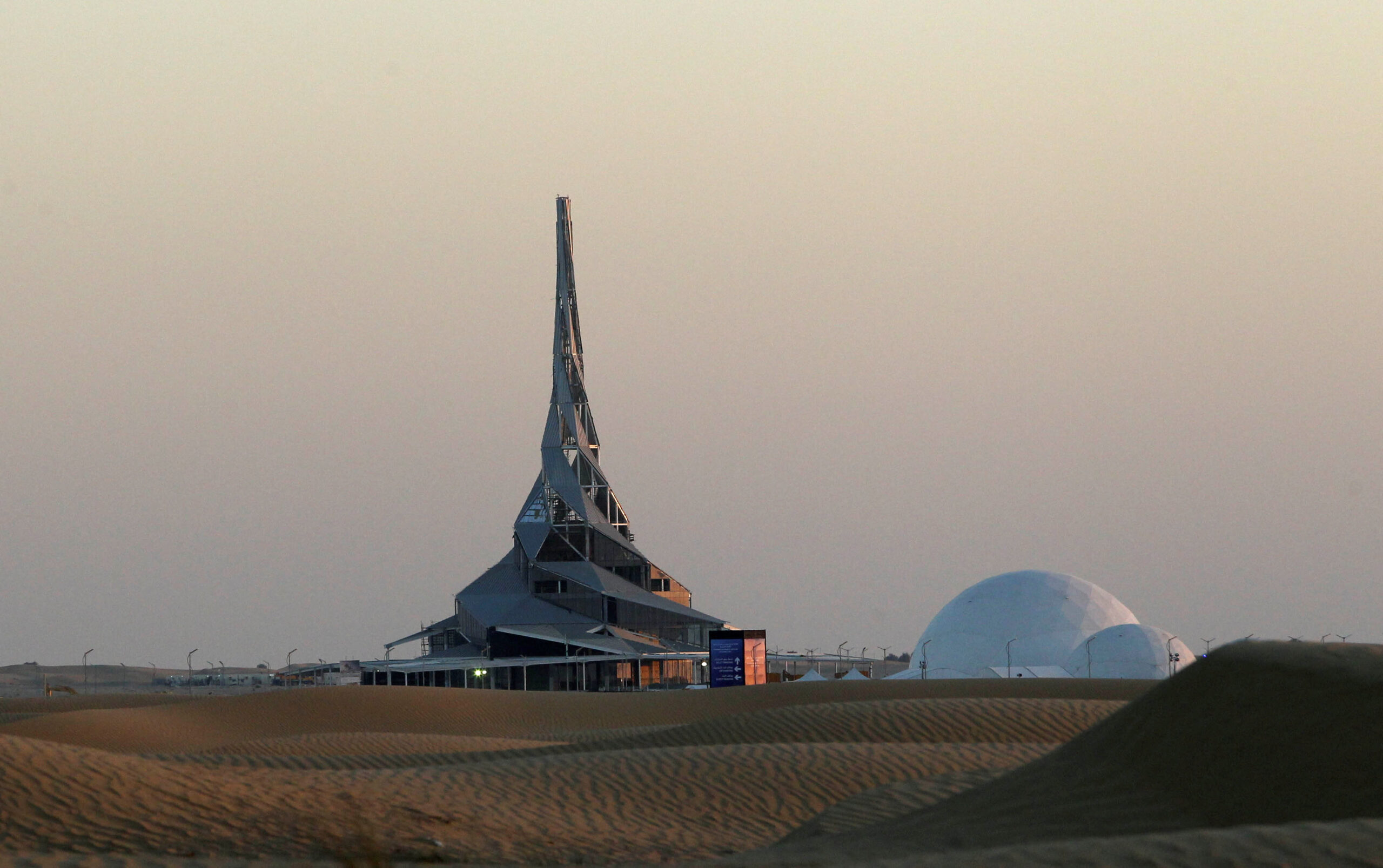 View of the Mohammed bin Rashid Al Maktoum Solar Park, south of Dubai, United Arab Emirates, March 19, 2018. (REUTERS/Satish Kumar)