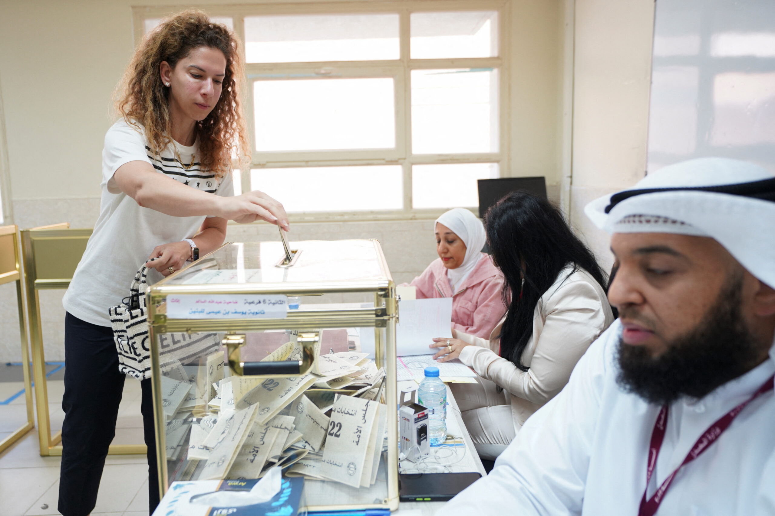 A woman votes during parliamentary elections at a polling station in Kuwait City, Kuwait September 29, 2022. (REUTERS/Stephanie McGehee)