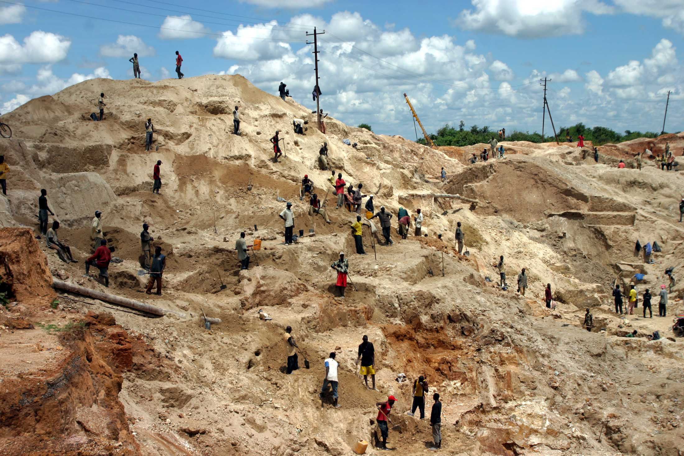 Artisanal miners dig in an open pit mine outside the southern Democratic Republic of Congo copper town of Lubumbashi, February 3, 2006. (REUTERS/David Lewis/Files)