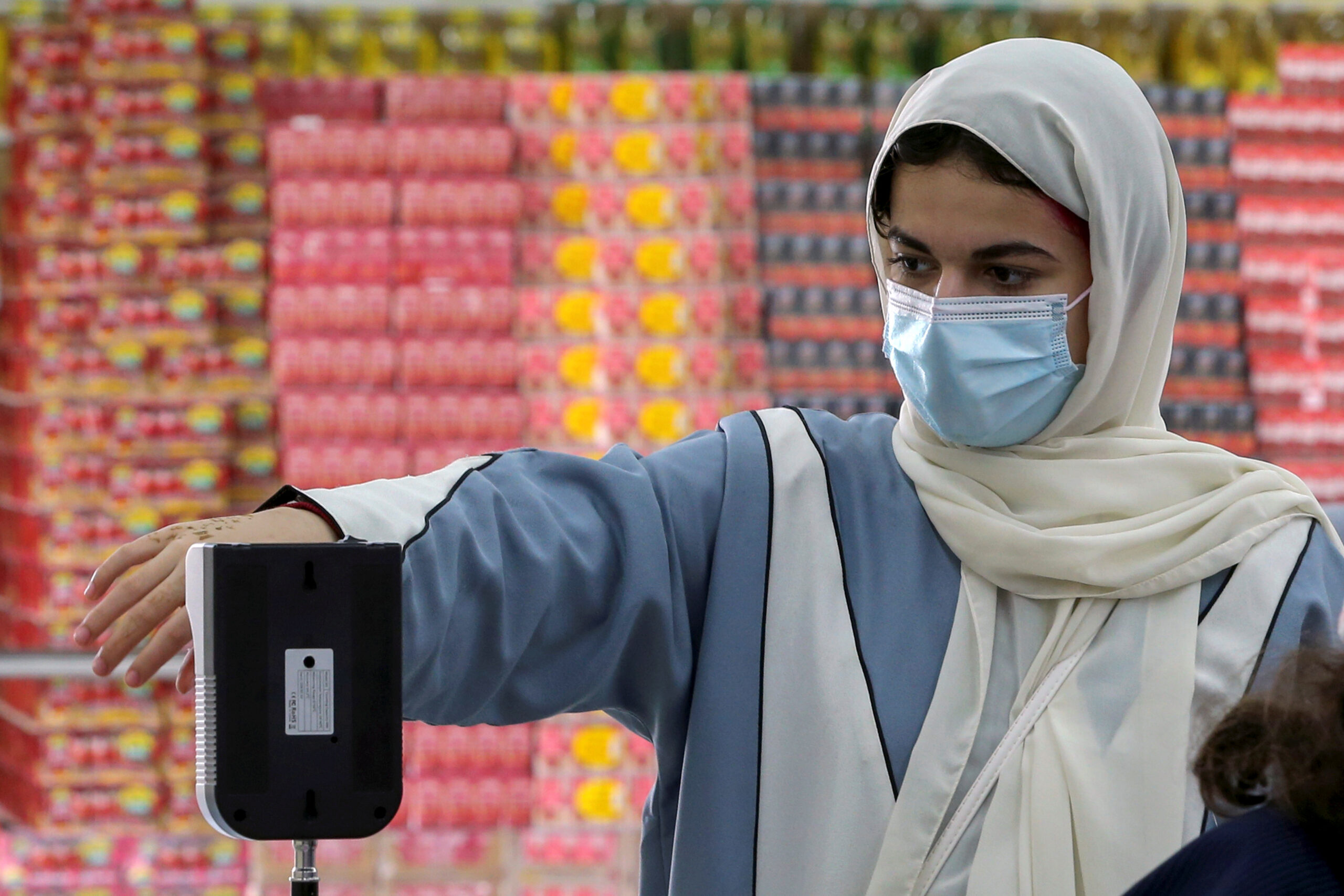 A Saudi woman measures her temperature as she enters the Al-Othaim market amid the spread of the coronavirus disease in Riyadh, Saudi Arabia February 22, 2021. (REUTERS/Ahmed Yosri)