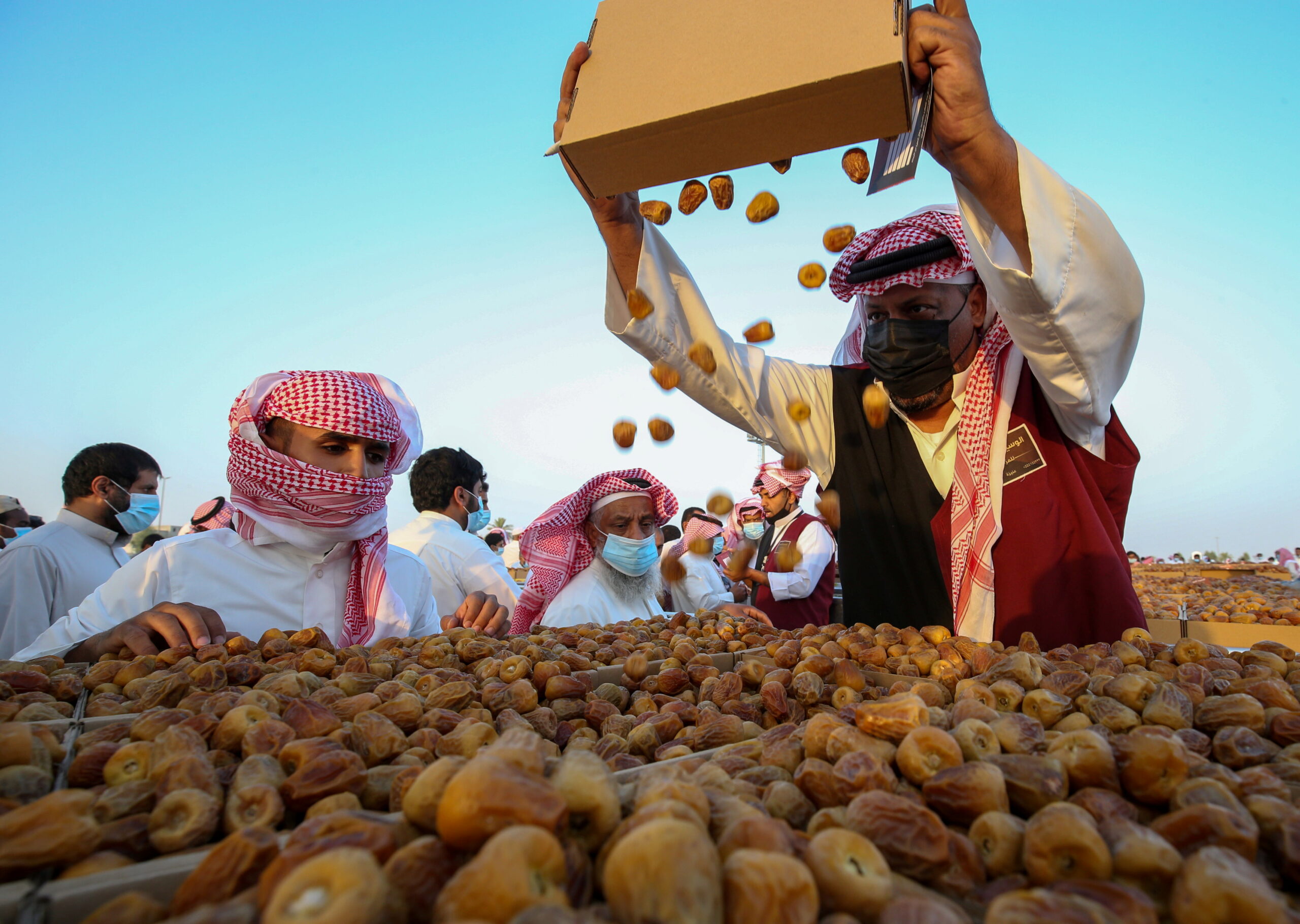 A Saudi farmer displays dates to customers during Unaizah Season for Dates, at Unaizah city in Al-Qassim province, Saudi Arabia August 10, 2021. (REUTERS/Ahmed Yosri)
