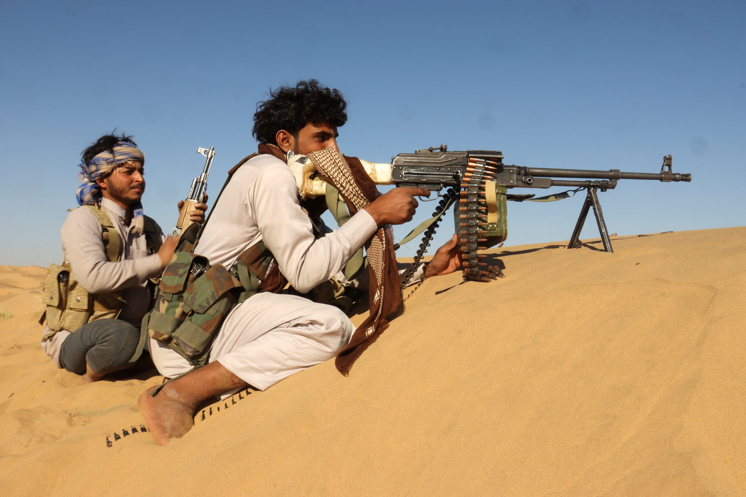 Pro-government tribal fighters take position in a desert area southeast of Marib, Yemen, December 6, 2021. (REUTERS/Ali Owidha)