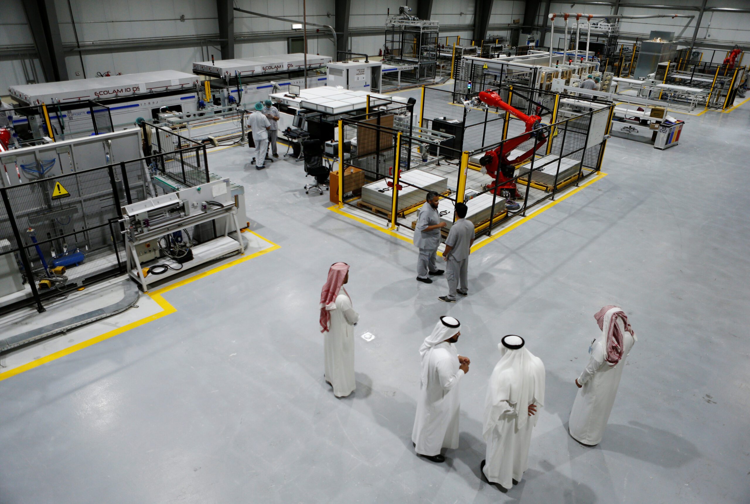 Workers are seen at a solar plant factory in Uyayna, Saudi Arabia April 10, 2018. (REUTERS/Faisal Al Nasser)