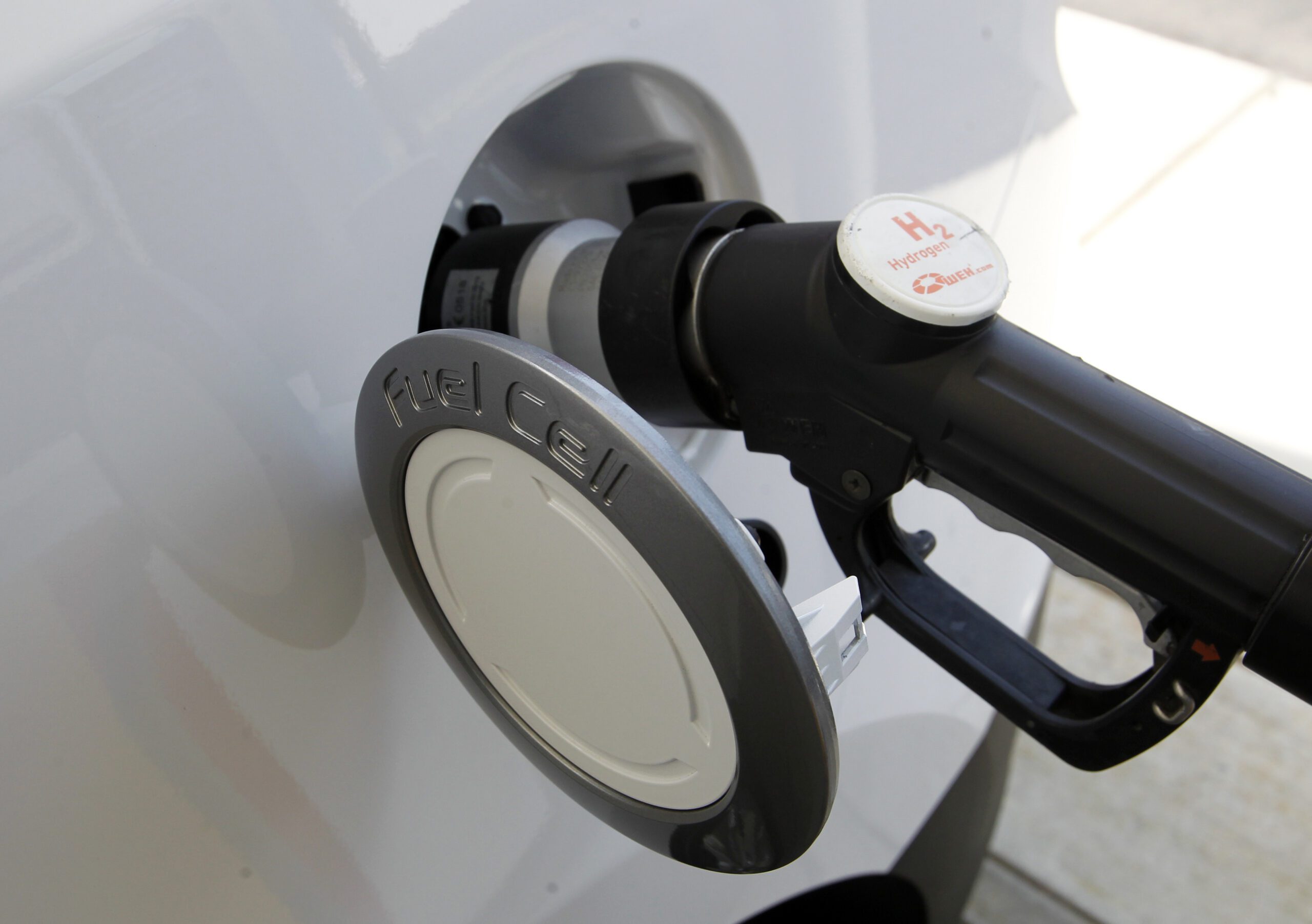 A Hyundai Tucson hydrogen fuel cell electric vehicle is filled at the pump by Derek Joyce in a photo op in Newport Beach, California, June 9, 2014. (REUTERS/Alex Gallardo)