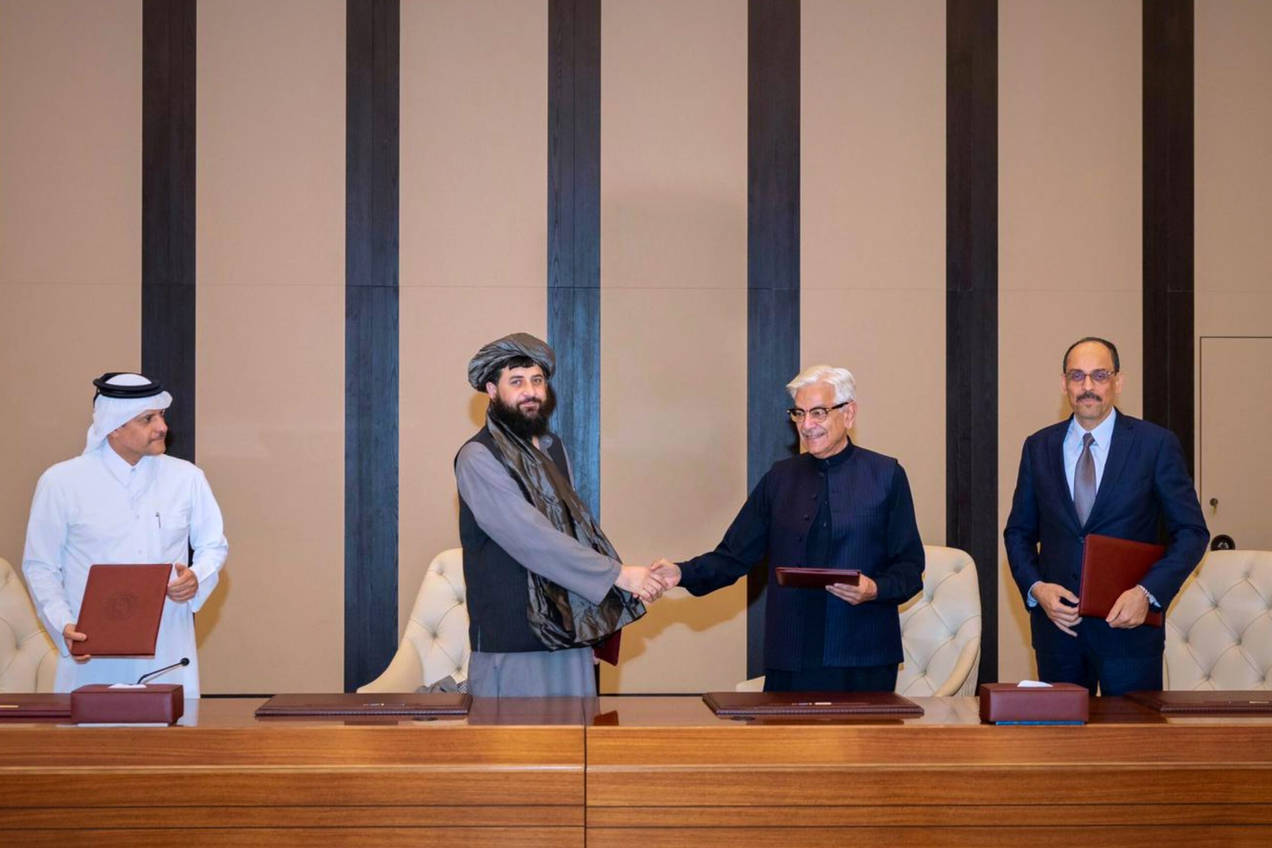 Pakistani Defense Minister Khawaja Asif, center right, and Afghan Defense Minister Mullah Muhammad Yaqoob shake hands after signing a cease-fire agreement in Doha, Qatar, October 19, 2025.(Qatar Ministry of Foreign Affairs via AP)