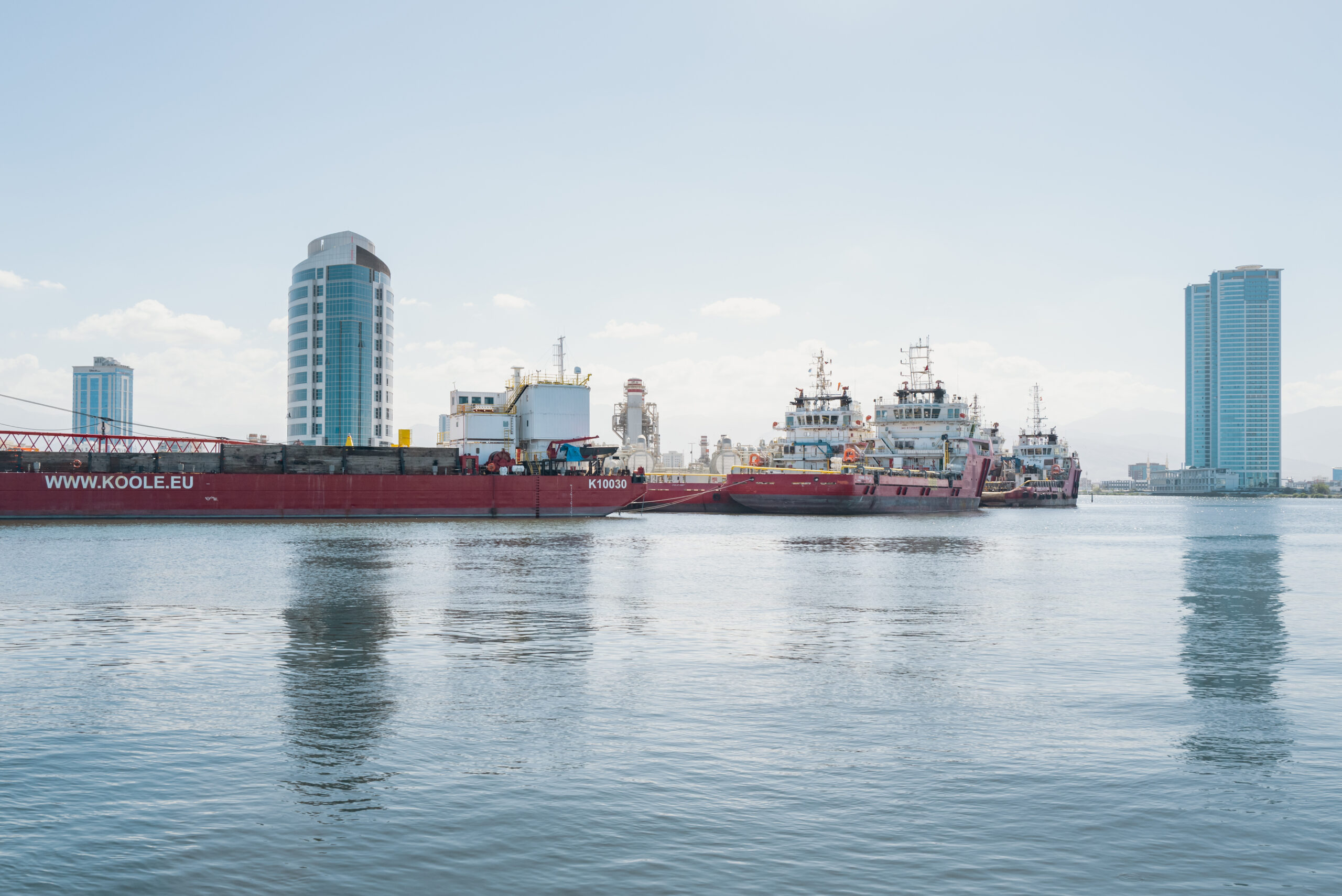Bulk carriers anchored at the port on March 28, in Ras Al-Khaimah, United Arab Emirates. (Credit Image: © Elke Scholiers/ZUMA Press Wire)