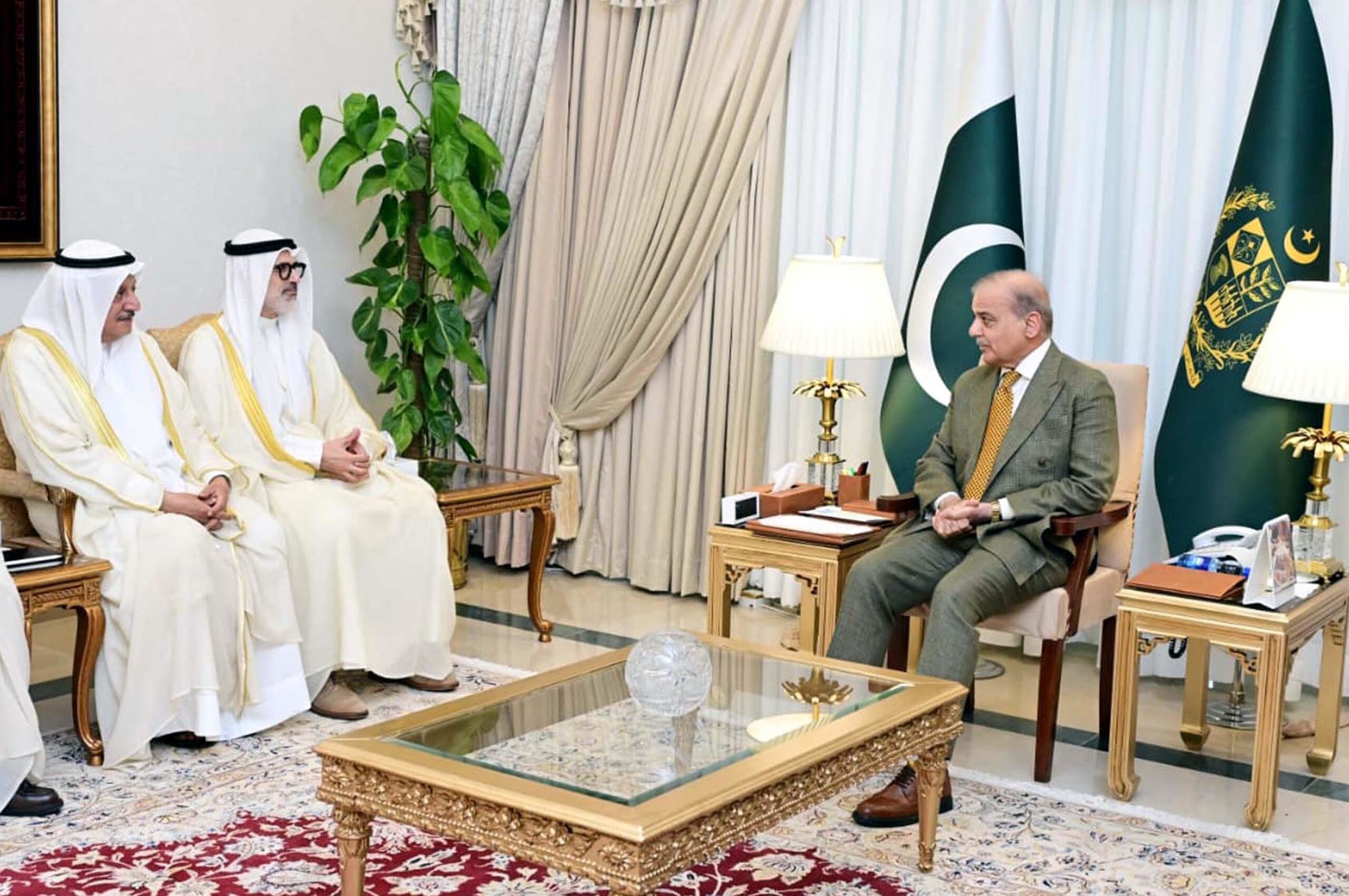 Pakistani Prime Minister Shehbaz Sharif meets with Kuwaiti Minister of Foreign Affairs Jarrah Jaber al-Ahmad al-Sabah in Islamabad, Pakistan, July 29. (© PPI via ZUMA Press Wire)