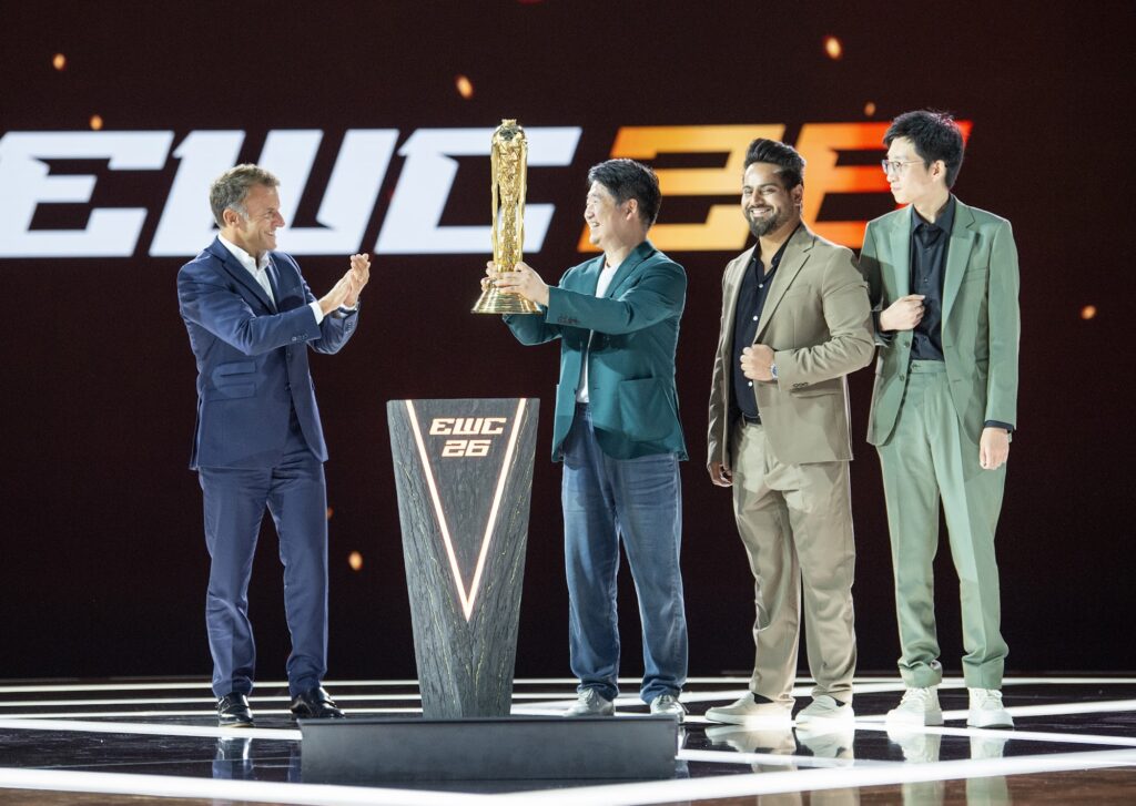 French President Emmanuel Macron awards Chinese team AG.AL the Esports World Cup award in Paris, France, August 23. (Image courtesy Esports World Cup)